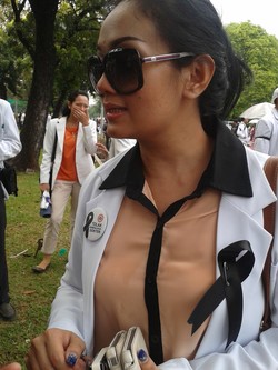 Demi dr Ayu, Dokter Cantik ini Rela Berdemo dan Naik Metro Mini