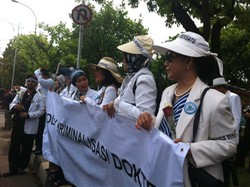 Gaya Trendi Dokter Wanita yang Berdemo Mendukung dr Ayu