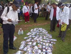 Kisah Kakek Tukang Foto Mengais Rezeki di Tengah Demo Dokter