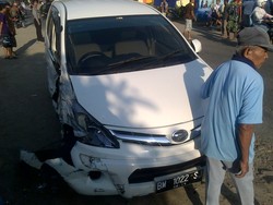 Xenia Tabrak Bus Sarat Penumpang Hingga Terguling, 1 Orang Tewas