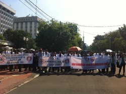 Puluhan Dokter Mulai Berorasi di Depan Mahkamah Agung
