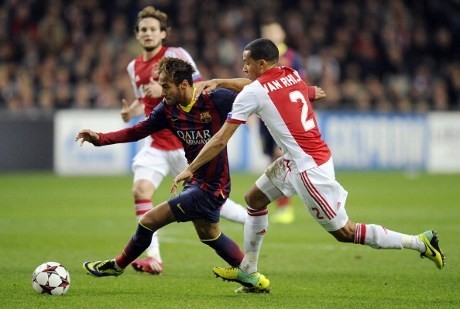 Kalahkan Barcelona, Ajax Jaga Kans Lolos