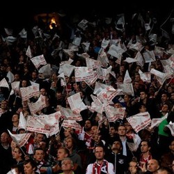 Rayakan Gol, Suporter Ajax Jatuh dari Ketinggian 10 Meter