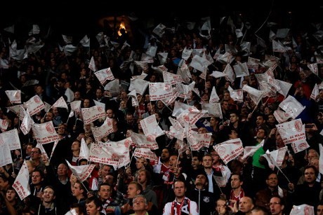 Rayakan Gol, Suporter Ajax Jatuh dari Ketinggian 10 Meter