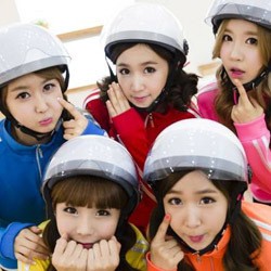 Kenapa Crayon Pop Selalu Tampil dengan Helm?