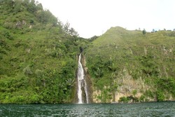 Unik! Air Terjun Langsung Jatuh ke Danau di Toba