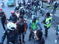 Hujan Saat Touring, Apa yang Harus Dilakukan Bikers?