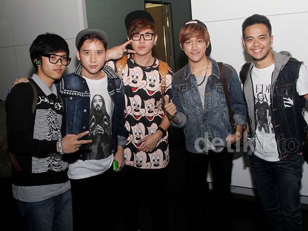 Ketika SM*SH Tampil Berlima