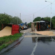 Truk Muat Pasir Terguling Timpa Taksi di Interchange Tol Dupak