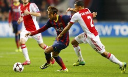 Neymar berusaha melewati Ricardo van Rhijn dalam pertandingan lanjutan Liga Champions di Ajax Amsterdam, Rabu (27/11/2013) dinihari WIB. Reuters/Michael Kooren.