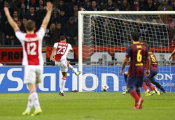 Danny Hoesen melepaskan tendangan yang berbuah gol ke gawang Barcelona di menit ke-41. Reuters/Michael Kooren.