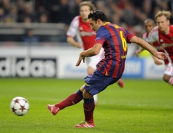 Barcelona mendapat tendangan penalti di menit ke-49. Xavi Hernandez yang maju menjadi ekeskutornya tidak membuang percuma kesempatan tersebut. AFp/John Thys.