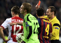 Joel Veltman mendapat kartu merah karena melakukan tekel terhadap Neymar di menit ke-48. Reuters/Toussaint Kluiters.