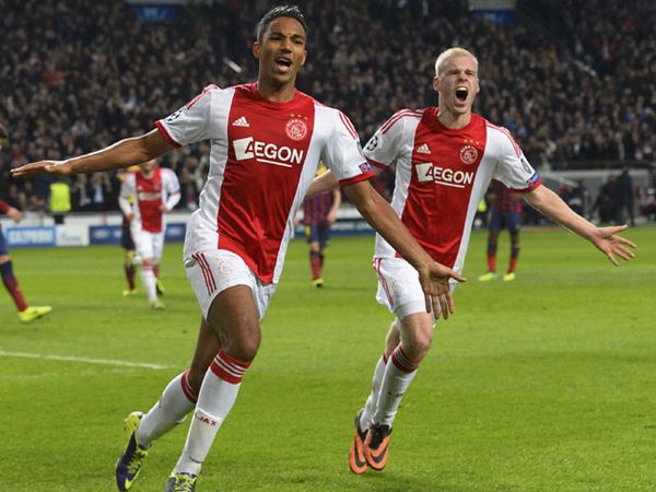 Ajax Tundukkan Barcelona 2-1