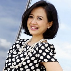 Astrid Dibantu Suami Agar Lebih Narsis