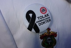 Tetap Praktik, Solidaritas Dokter Gigi Cukup dengan Pita Hitam
