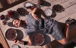 Rutin Makan Cokelat Mentah, Model Ini Awet Muda dan Ramping 