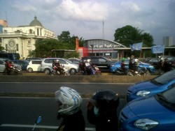 Pulang Demo Jokowi, Buruh Cuek Pakai Motor Masuk Busway Sudirman