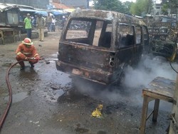 Mobil Angkot Terbakar Saat Hendak Dicek Mesinnya karena Mogok