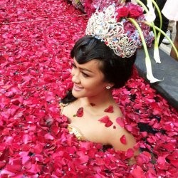 Jelang Lamaran, Julia Perez Mandi di Kolam Mawar