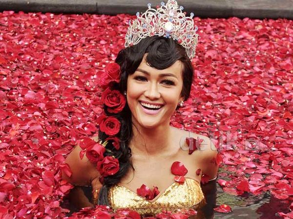 Julia Perez Mandi Bunga Mawar