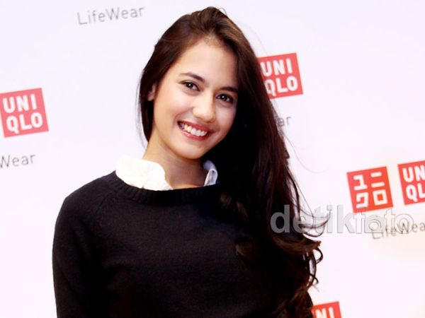 Pevita Pearce Tebar Senyuman