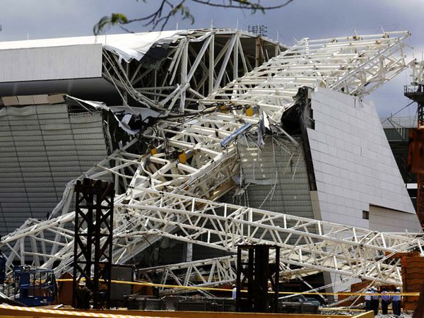 Crane di Stadion Piala Dunia 2014 Ambruk