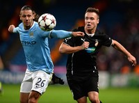 Martin Demichelis berusaha menghadang Stanislav Tecl dalam pertandingan di Etihad Stadium, Kamis (28/11/2013) dinihari WIB. Reuters/Nigel Roddis.