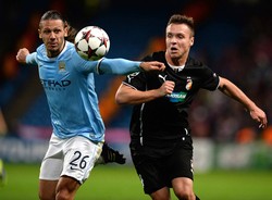 Martin Demichelis berusaha menghadang Stanislav Tecl dalam pertandingan di Etihad Stadium, Kamis (28/11/2013) dinihari WIB. Reuters/Nigel Roddis.