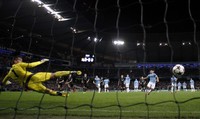 City membuka keunggulan lewat penalti Sergio Aguero di menit ke-33. Reuters/Phil Noble.