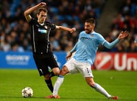 Tomas Horava berebut bola dengan Javi Garcia. Dalam pertandingan ini, Horava menyumbangkan satu gol untuk Plzen di menit ke-43. AFP/Andrew Yates.