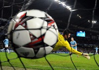 Samir Nasri membobol gawang yang dijaga Kozacik di menit ke-65. Reuters/Nigel Roddis.