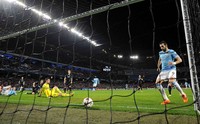 Alvaro Negredo membobol gawang Plzen setelah memanfaatkan unpan dari Navas di menit ke-79. Reuters/Nigel Roddis.