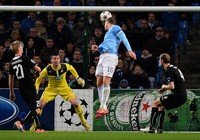 Semenit jelang waktu normal habis, City memantapkan kemenangannya. Tandukan Dzeko menyambut umpan James Milner memastikan kemenangan 4-2 untuk City. AFP/Andrew Yates.