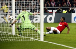 Antonio Valencia membuka keunggulan untuk MU di menit ke-22. Reuters/Wolfgang Rattay.