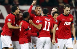 Para pemain MU merayakan kemenangan. MU kini memuncaki klasemen sementara Grup A dengan raihan 11 poin. Mereka dipastikan lolos ke babak 16 besar karena Leverkusen yang ada di urutan ketiga baru mengumpulkan tujuh poin. Reuters/Ina Fassbender.