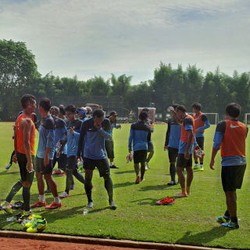 Ketika Para Pemain Menyiram Coach RD yang Berulang Tahun