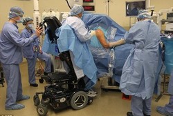 Meski Tak Bisa Jalan dan Berdiri, Dokter Ini Masih Bisa Mengoperasi Pasien