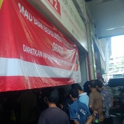 Takut Tak Bisa Isi BBM Subsidi, Warga Berebut Pasang RFID di SPBU Kuningan