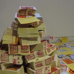 Wah, Jualan Uang Arwah Ternyata Bisnis Yang Sangat Menguntungkan 