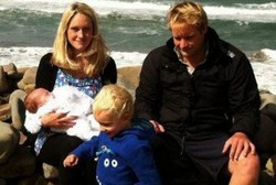 Sendi Gampang Bergeser, Ibu Ini Tak Bisa Peluk dan Ganti Popok Anaknya