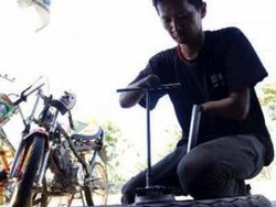 Budi Santoso, Tuna Daksa Ikut Balap Motor Hingga Jadi Mekanik Bengkel