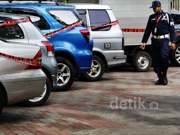 KPK Sita 18 Mobil Terkait Kasus Akil
