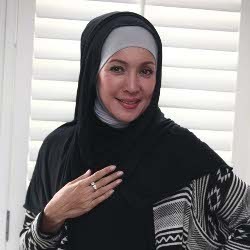 Dikabarkan Bercerai, Henidar Amroe Ajak Orang Tetap Happy