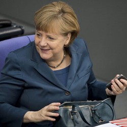 Disadap AS, Jerman Depak iPhone Rangkul BlackBerry