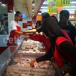 Midnight Sale Carrefour di Bandung, Daging Ayam Juga Diserbu Pengunjung
