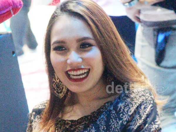 Perut Hamil Ayu Ting Ting