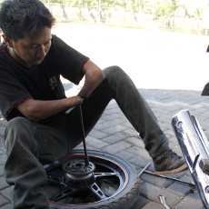 Budi Santoso, Pria Tuna Daksa Piawai Perbaiki Motor