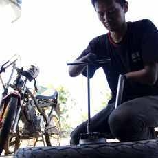 Budi Santoso, Tuna Daksa Ikut Balap Motor Hingga Jadi Mekanik Bengkel
