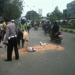 Pemotor Tewas Terlindas Truk Pengangkut Batu di Kiaracondong